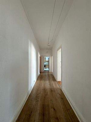 Langer Flur über den alle Räume begehbar sind