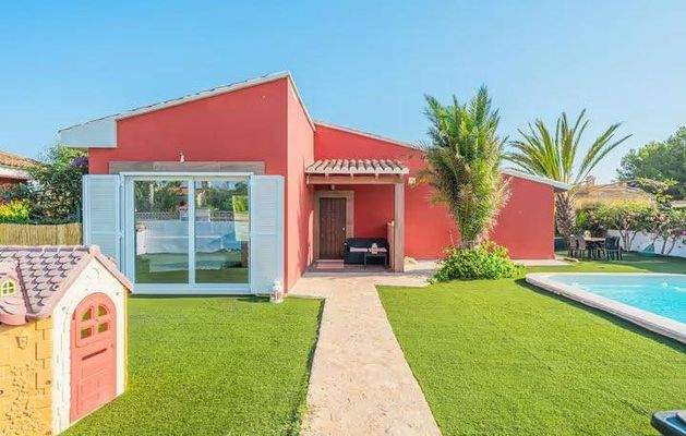 Villa mit Touristenlizenz in Meeresnähe zum Verkauf in Bahía Grande, Mallorca