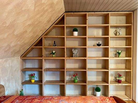 Schlafzimmer-Einbauregal