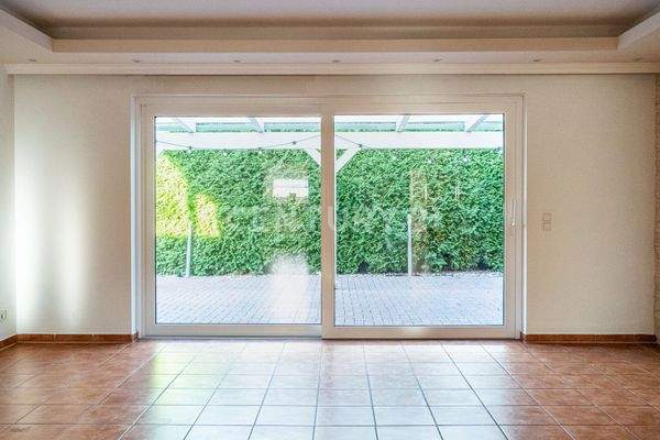 Großzügige Schiebetür vom Wohnbereich zur Terrasse