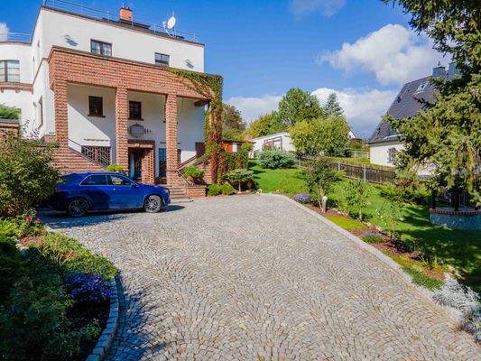 großzügige Einfahrt