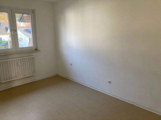 Zimmer mit einem Fenster und und Heizkörper darunter.JPG