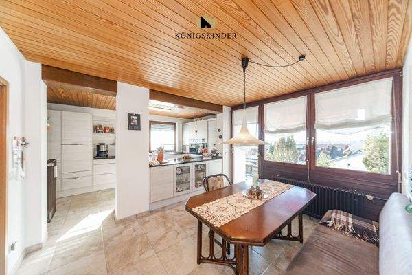 Essbereich mit Zugang zur Terrasse 