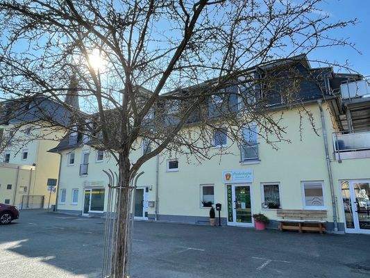 24 - Front Parkplatz