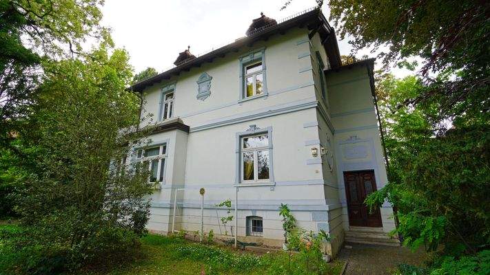 Blick in den Vorgarten des Grundstücks