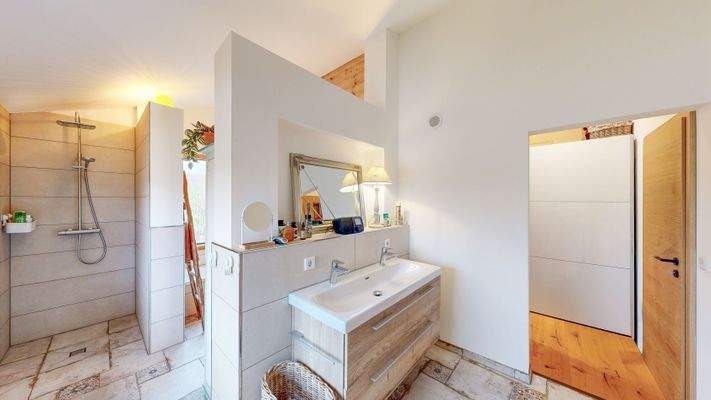 Wellnessbad mit Zugang zur Ankleide OG