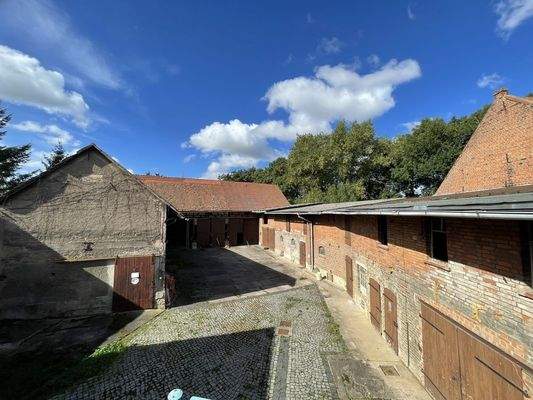 Blick vom Balkon auf den Hof