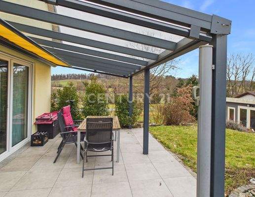 Überdachte Terrasse mit Markise