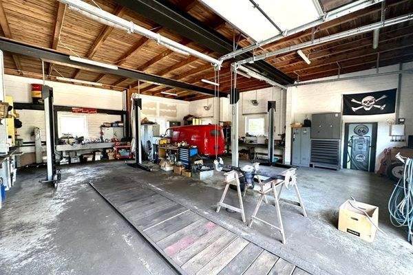 Werkstatt mit Hebebühnen