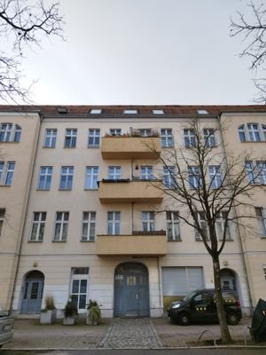 Vorderhaus mit Eingang und Durchgang