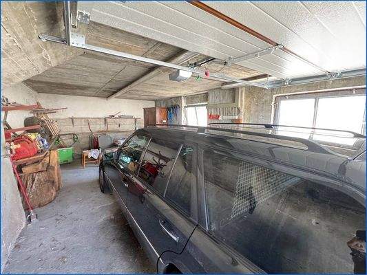 Garage, rechts am Haus