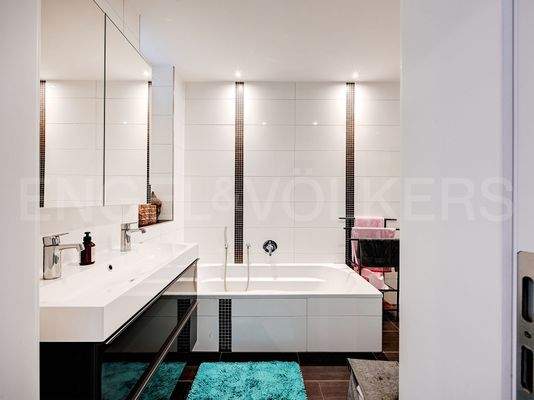 Bad mit Wanne und Dusche Wohnung 1.jpg