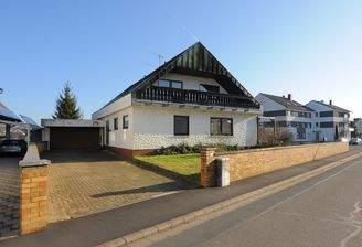 Straßenseite mit Blick in den Hof
