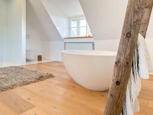 Bad im OG mit Wanne, Walk-In Shower &amp; KLAFS Sauna
