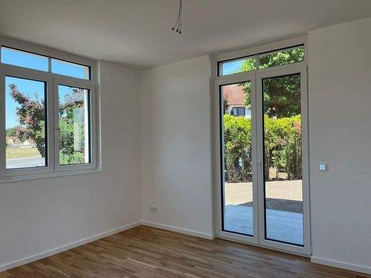 Wohnbereich mit teils bodentiefen Fenstern