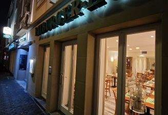 Ansicht bei Nacht von Bürgersteig aus.jpg