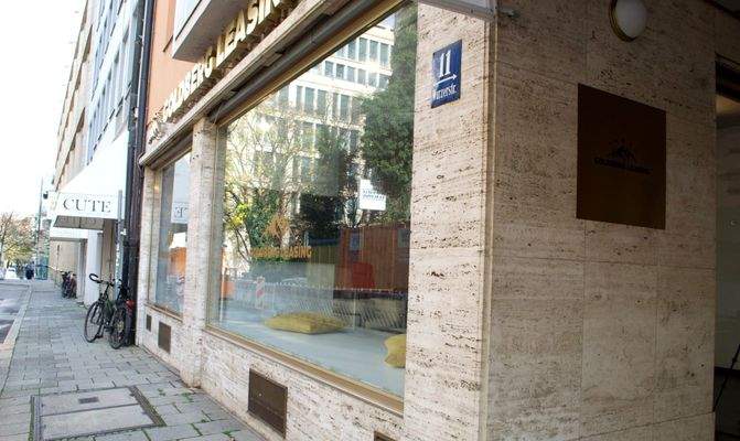 Markante Fassadengestaltung mit großflächigen Fens