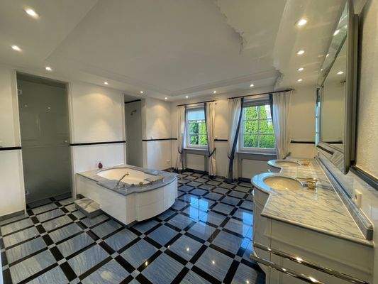 Atemberaubendes Tageslichtbad mit begehbarer Dusche uvm.!