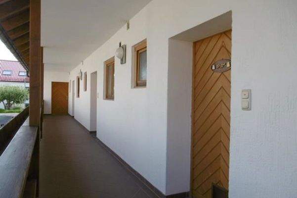 Laubengang zum Eingang