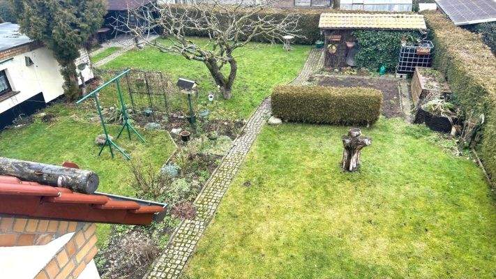 Blick vom Balkon auf das Grundstück