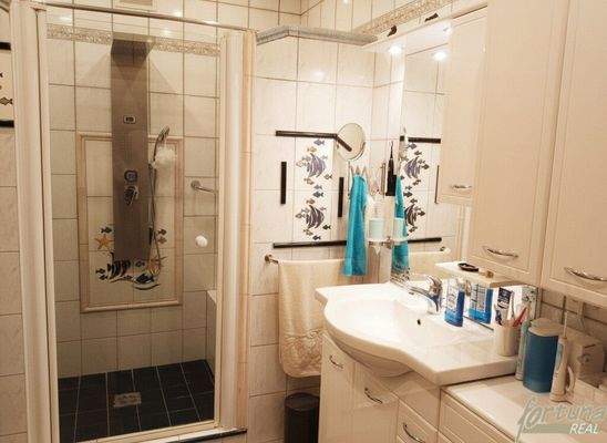 Badezimmer mit Dusche