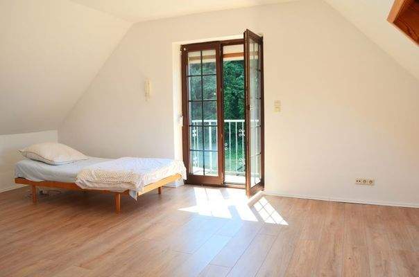 Schlafzimmer mit Balkon (Haus 1)