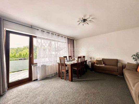 Wohnzimmer mit Balkon OG  - Verbessert - (KI generiert)