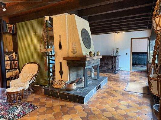 Blick vom Wohnzimmer zum Kamin