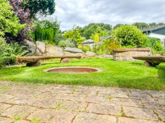 Stimmungsvolle Feuerstelle im Garten