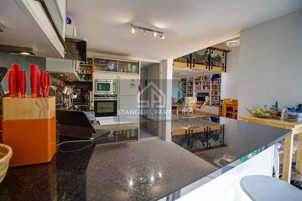 Küche mit Blick zum Wohnbereich