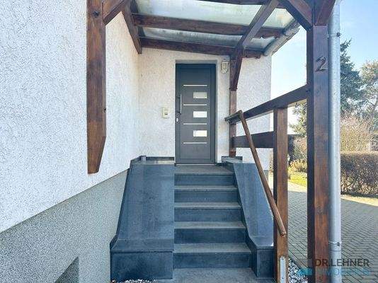 überdachter Eingangsbereich