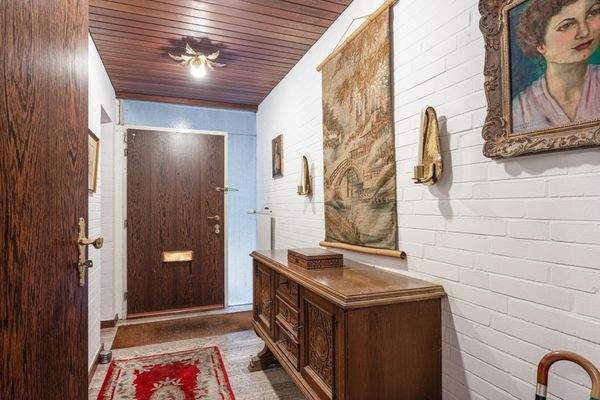 geräumigen Flur mit Platz für eine Garderobe