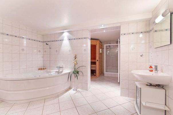 Spa Bereich mit Sauna und Jaccuzi 