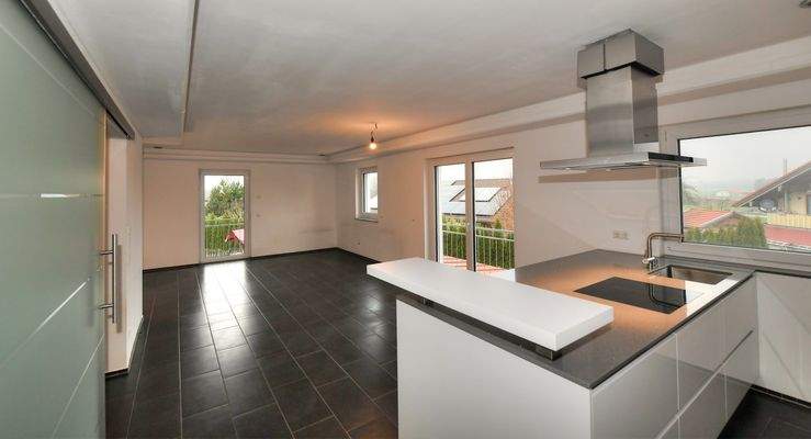 Wohn-Essbereich mit hochwertiger Küche und Kochinsel