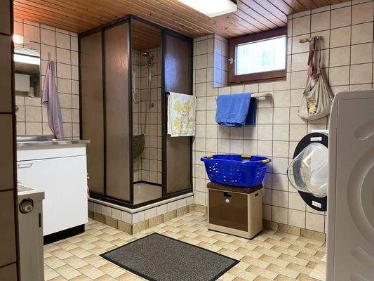 Keller Waschküche mit Dusche