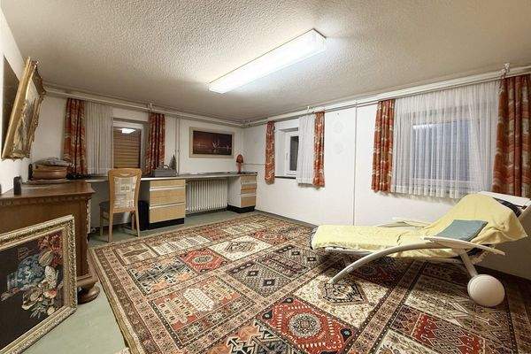 Wohnlich ausgebauter Hobbyraum im Keller