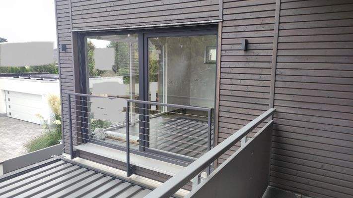 Blick vom Balkon zum Anbau