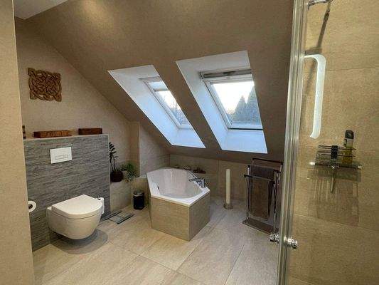 Bad mit Wanne und 2 Fenstern