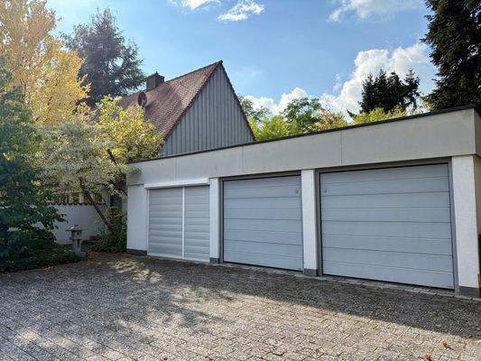 Garagen mit Parkplätzen davor