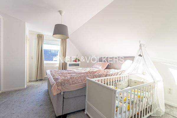 Schlafzimmer mit angrenzendem Ankleidebereich und Badezimmer