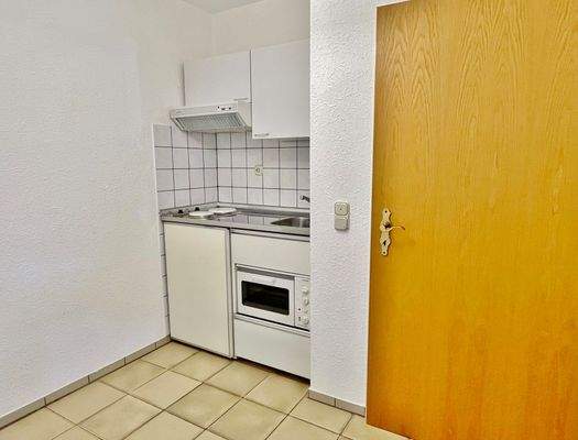 Untergeschoss: 1 Zimmer-Apartment links Pantry-Küche und Duschbad 