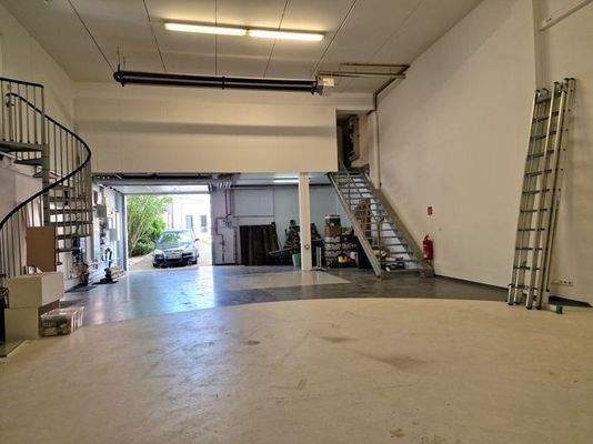 Halle Richtung Einfahrt