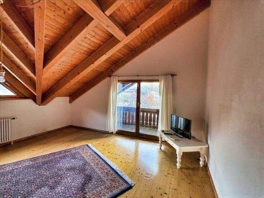 Wohnzimmer mit Balkon im DG