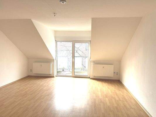 Wohnzimmer mit Balkontür