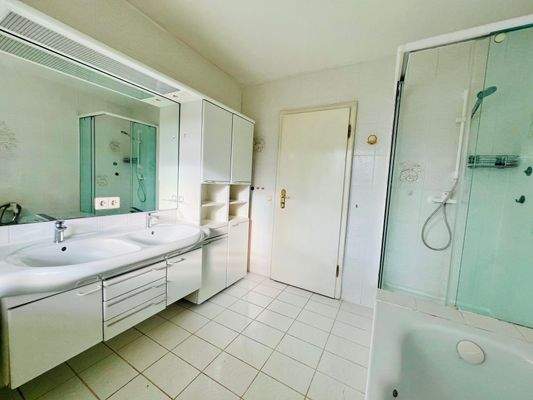 Badezimmer mit Badewanne, Dusche und Fenster (zugehörig zur 4-Zi-Whg)