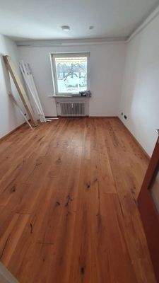 Schlafzimmer mit hochwertigem Parkettboden