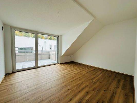 Schlafzimmer mit Zugang zum Balkon 