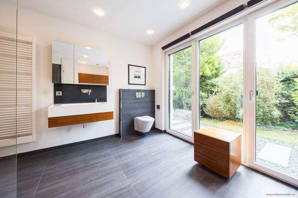 lichtdurchflutetes Badezimmer im EG