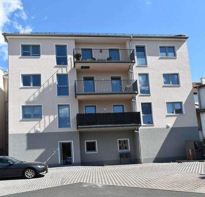 Rückwärtige Ansicht mit Parkplätzen