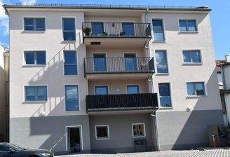 Rückwärtige Ansicht mit Parkplätzen